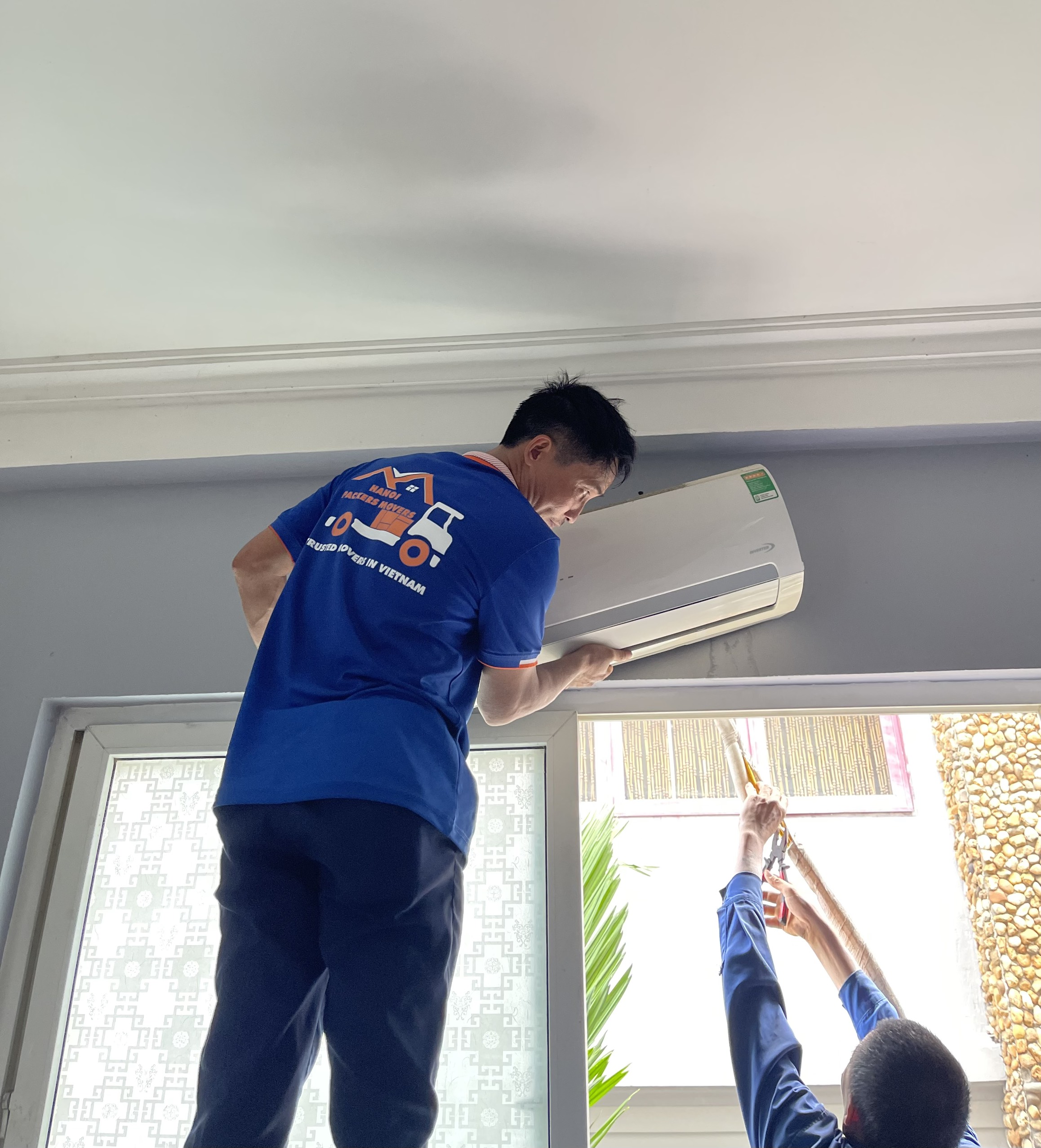 Dismantling the air conditioner 