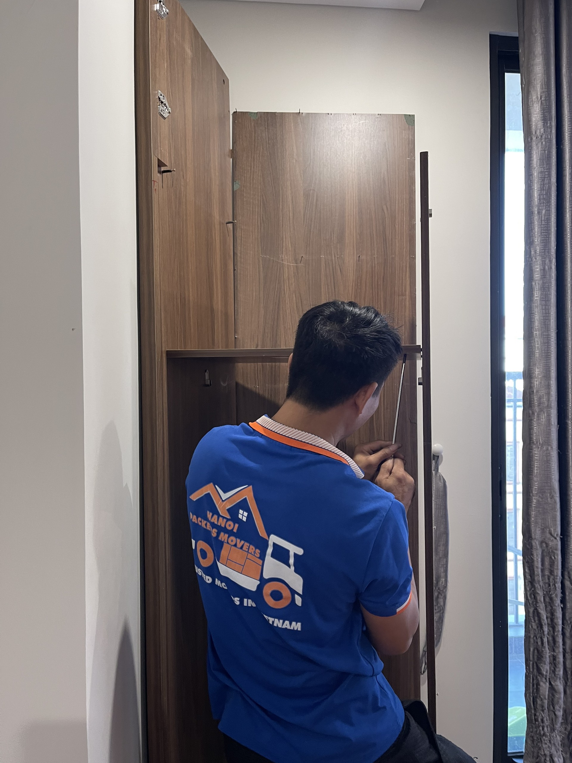Dismantling and assembly furniture By Hanoi Packers Movers 's Crews 