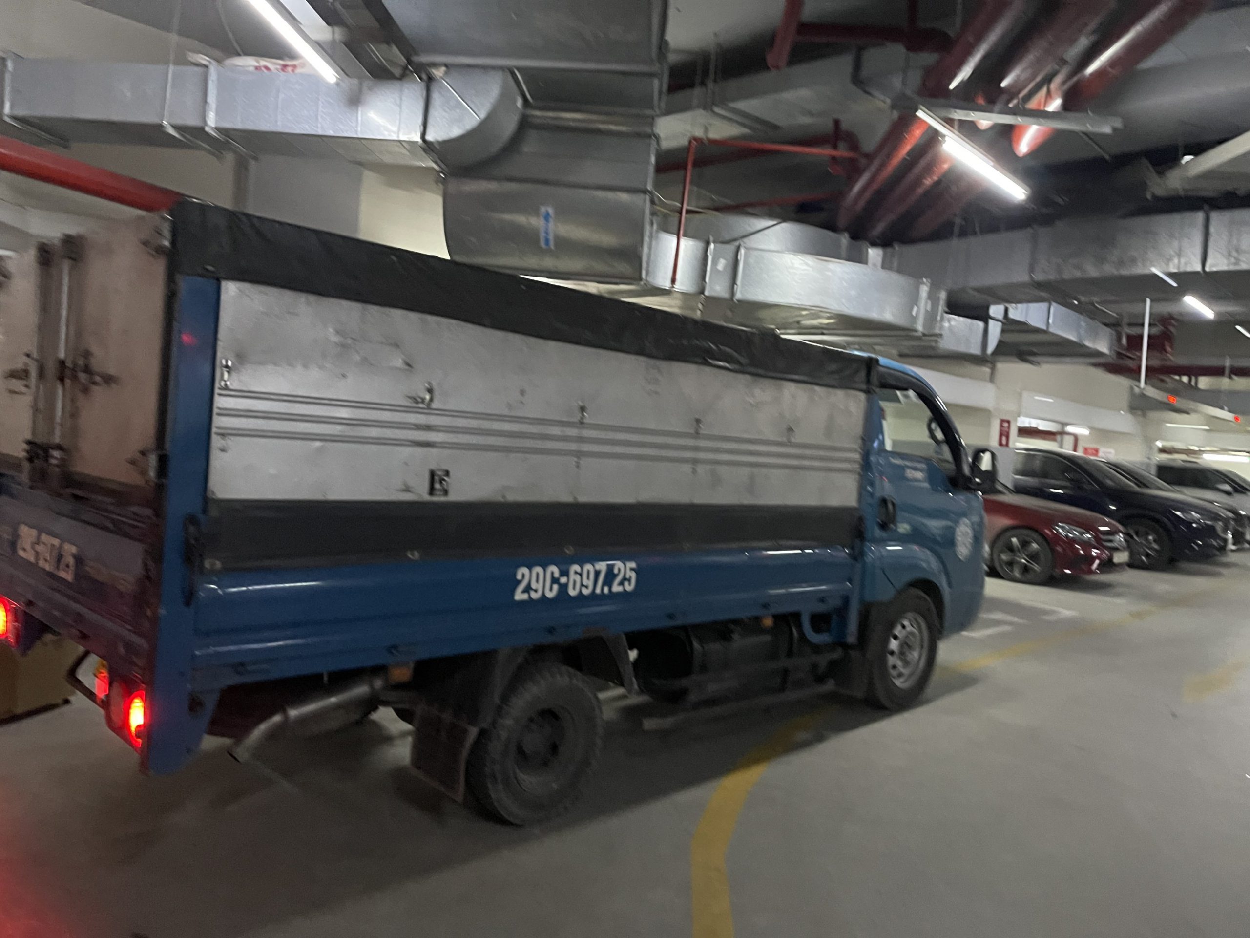 low-roof moving truck suitable for basement parking