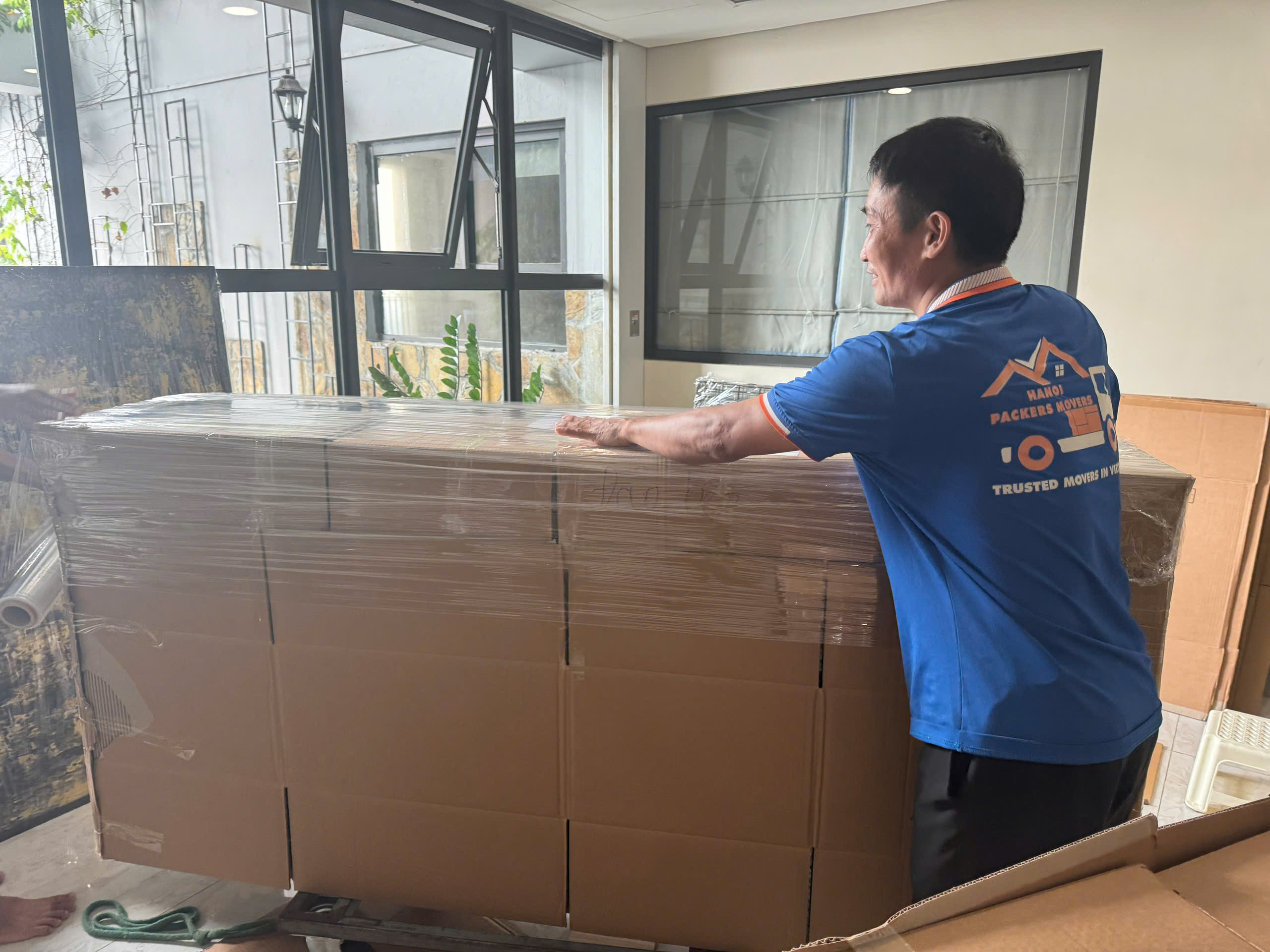 Packing fragile items and artwork for long-distance moving service Ho Chi Minh to Da Nang